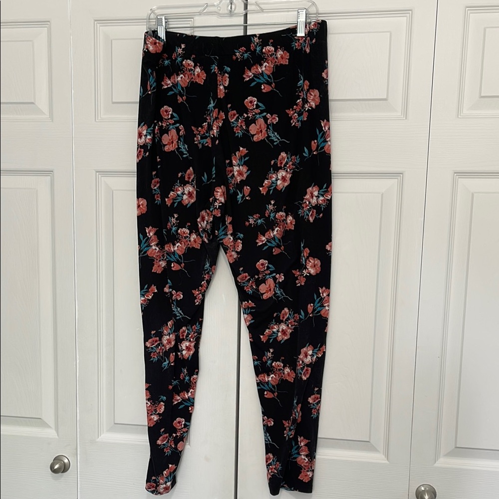 Maurices Black and Red Leggings with Floral Elegance - Picture 3 of 4